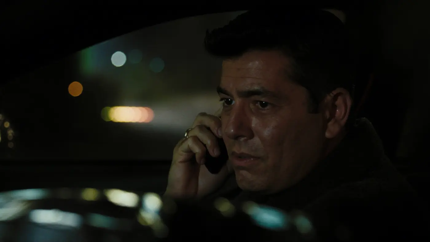 Un cliente llama desde su auto en la noche